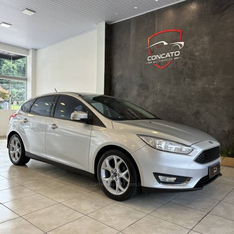 FORD - FOCUS - 2017/2018 - Prata - R$ 64.900,00