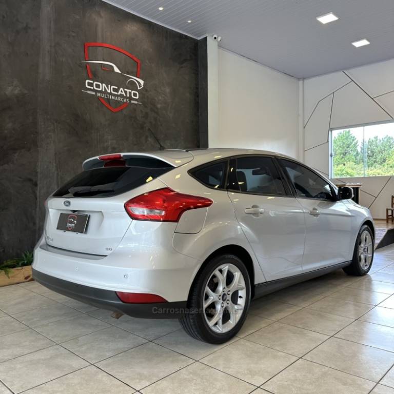 FORD - FOCUS - 2017/2018 - Prata - R$ 64.900,00