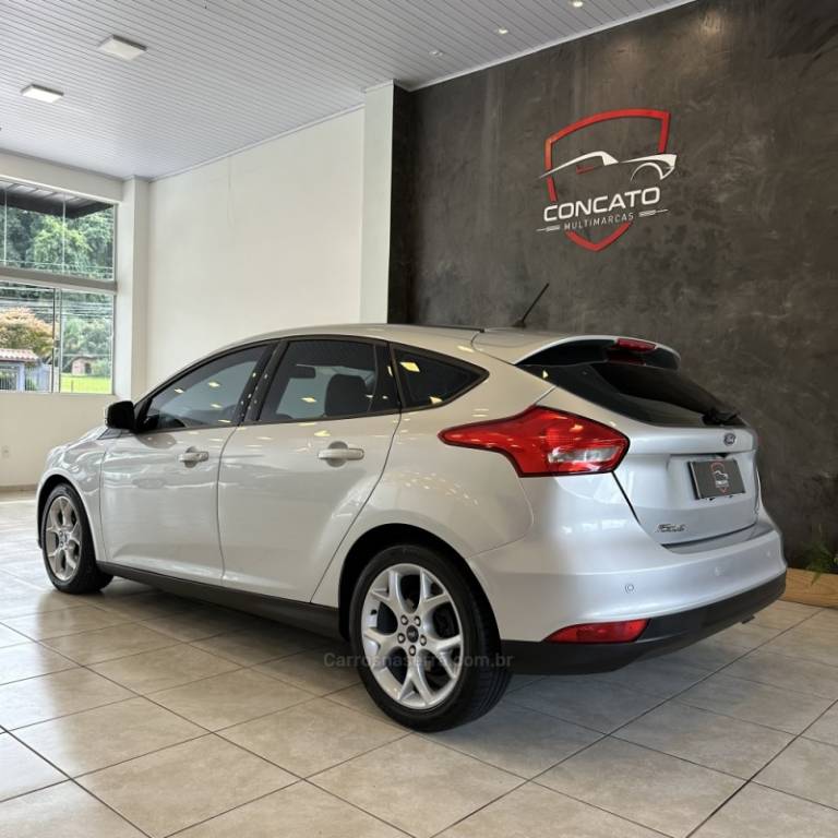 FORD - FOCUS - 2017/2018 - Prata - R$ 64.900,00