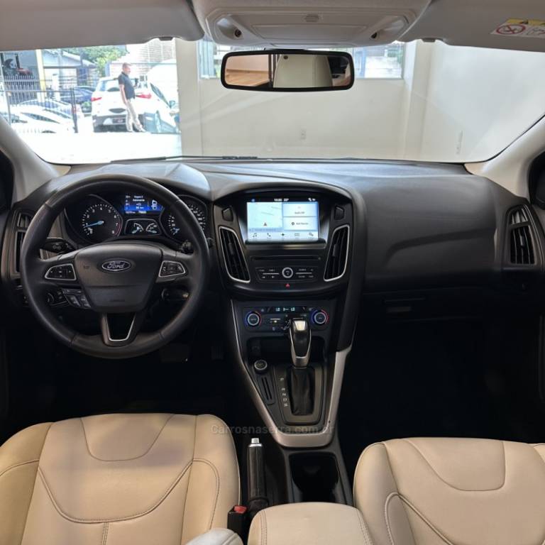 FORD - FOCUS - 2017/2018 - Prata - R$ 64.900,00