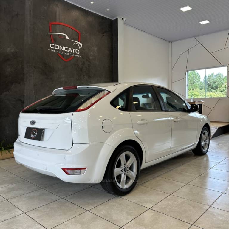 FORD - FOCUS - 2010/2011 - Branca - R$ 32.500,00