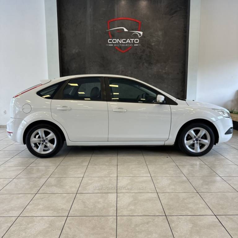 FORD - FOCUS - 2010/2011 - Branca - R$ 32.500,00