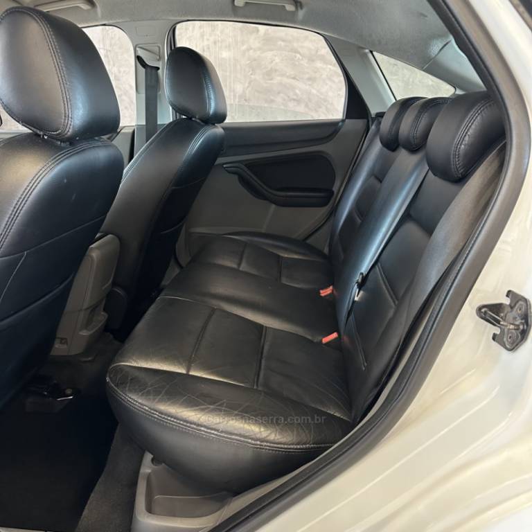 FORD - FOCUS - 2010/2011 - Branca - R$ 32.500,00