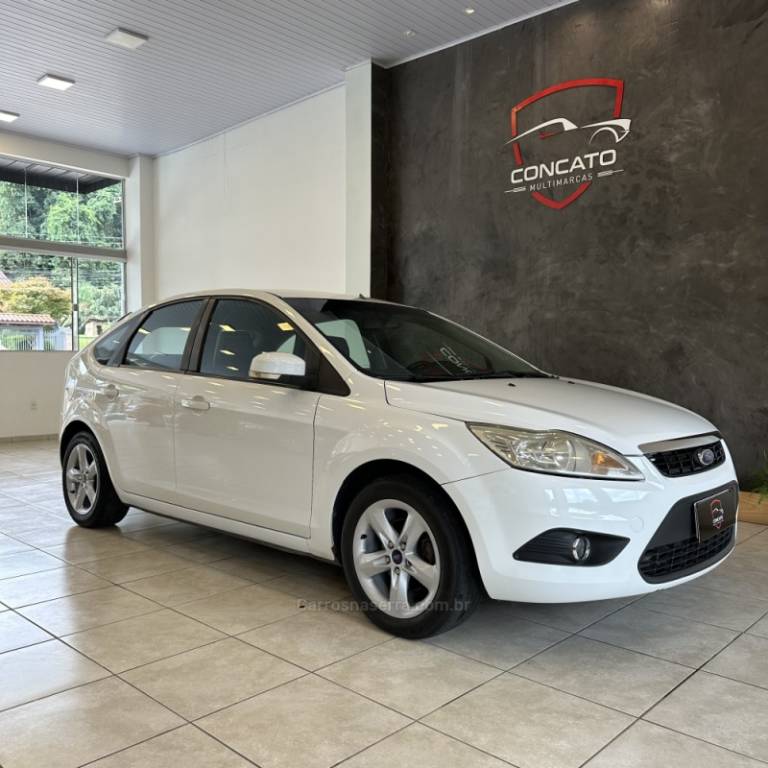 FORD - FOCUS - 2010/2011 - Branca - R$ 32.500,00