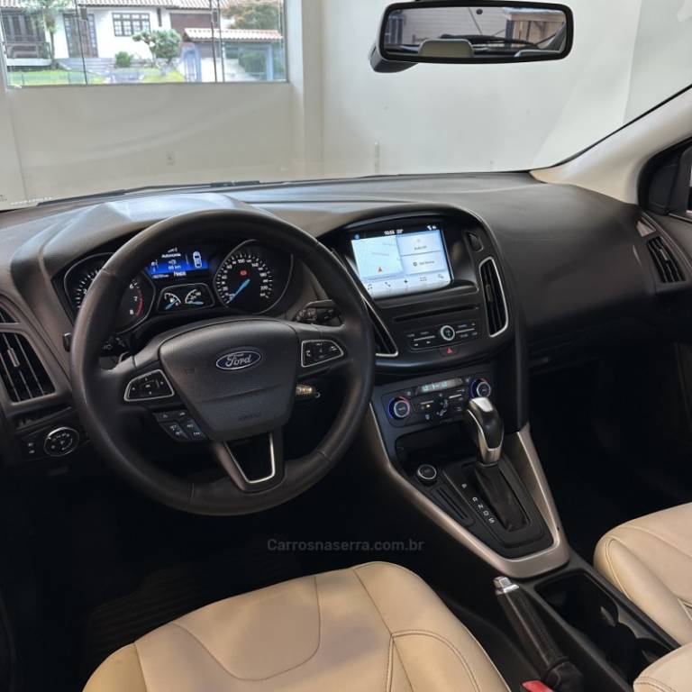 FORD - FOCUS - 2017/2018 - Prata - R$ 64.900,00
