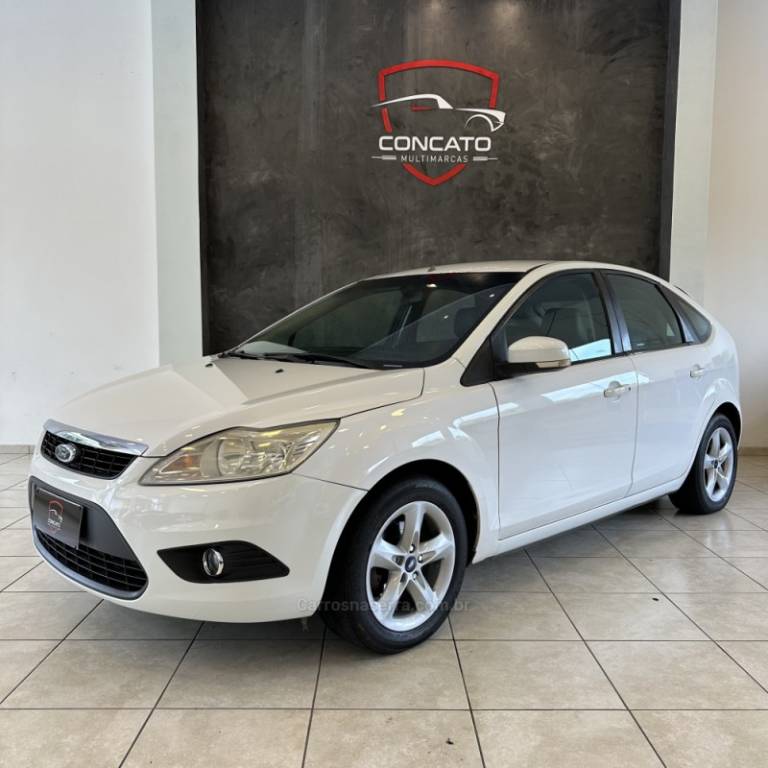 FORD - FOCUS - 2010/2011 - Branca - R$ 32.500,00