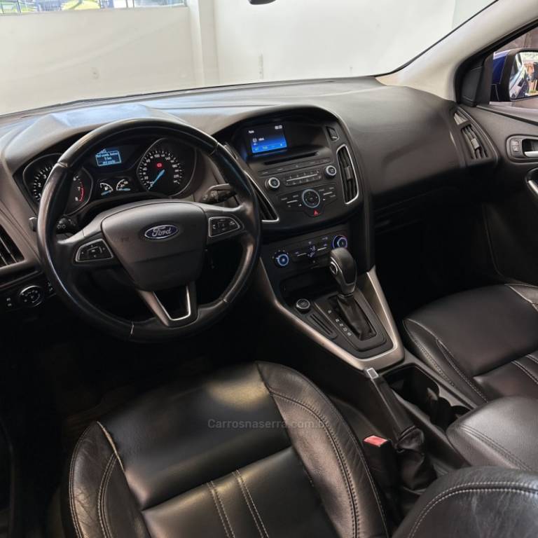 FORD - FOCUS - 2016/2017 - Azul - R$ 58.000,00