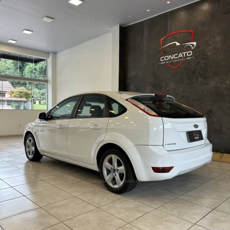FORD - FOCUS - 2010/2011 - Branca - R$ 32.500,00